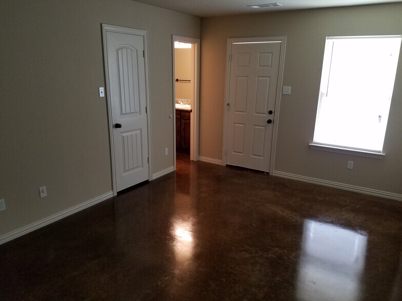 Building Photo - 105 Crossfire Ct