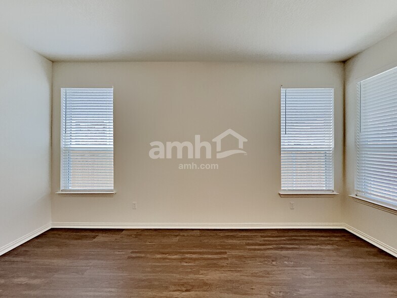 Building Photo - 2733 Lillybrook Ln