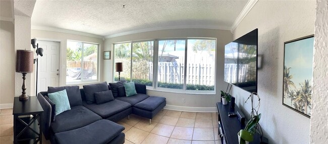 Building Photo - 2725 SE 2nd Ct