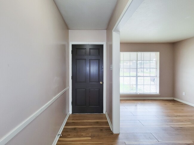 Building Photo - 2114 Yorktown Ct N