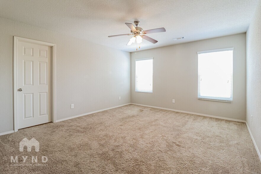 Building Photo - 942 Pinehurst Loop