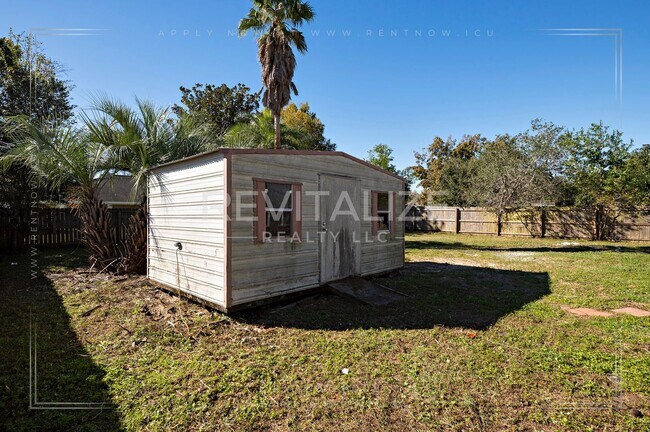 Building Photo - Lovely 3 Bed 2 Bath Brick Home Just Minutes from the Beach!