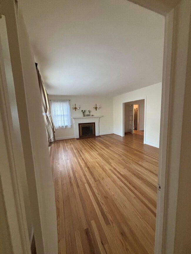 Building Photo - 919 Seminole Ave