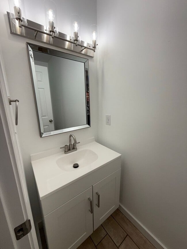 Building Photo - 3 bedroom, 1.5 Townhouse