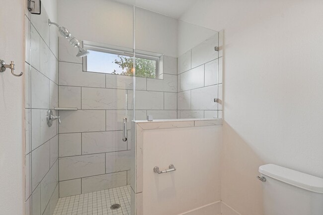 Building Photo - Beautiful 2 bedroom, 1.5 bathroom home in East Austin!!!