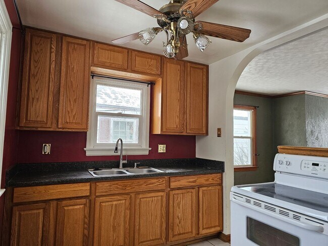 Building Photo - 915 W 28th St