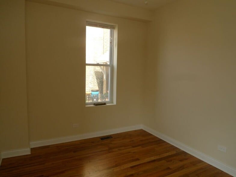 Building Photo - 1538 W North Ave