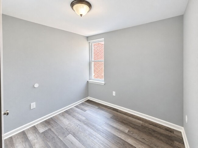 Building Photo - 6418 N Woodstock St