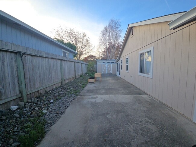 Building Photo - Pet friendly! 3DB/2BA Fortuna home on quiet road!