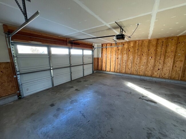 Building Photo - Newer single family house