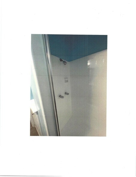 bathroom - 1472 S Wooster St