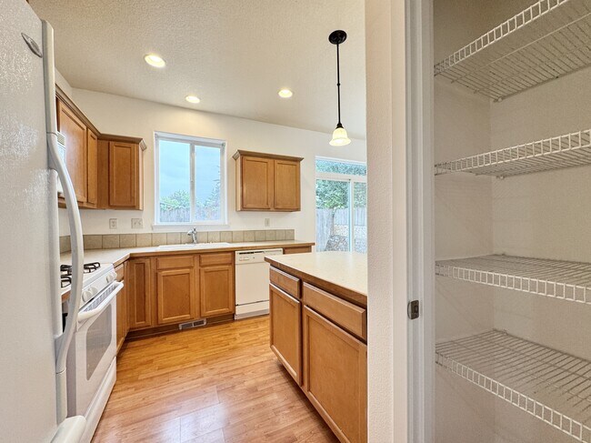 Building Photo - 6924 SW Kim Pl