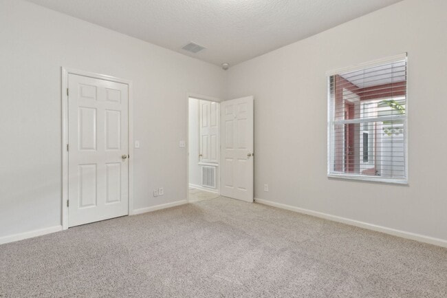 Building Photo - VICTORIA PARK TOWNHOUSE DEED RESTRICTED AR...