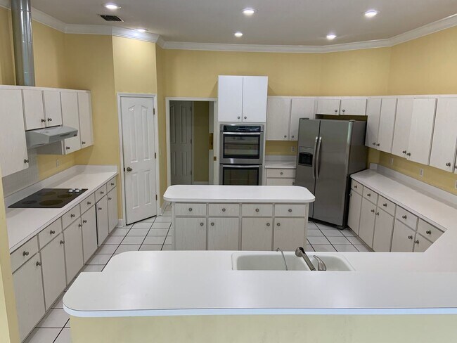 Building Photo - 5 Bedroom/3.5 Bathroom Pool Home On Cul-De-Sac Minutes from Downtown Windermere!!!