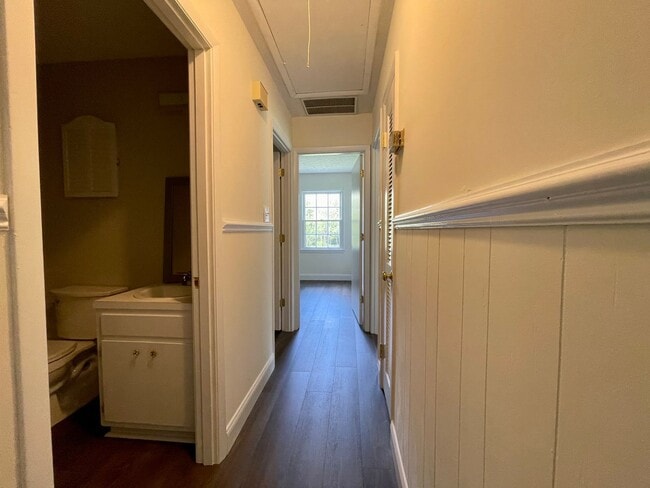 Building Photo - Updated and adorable rancher home in Old Conway