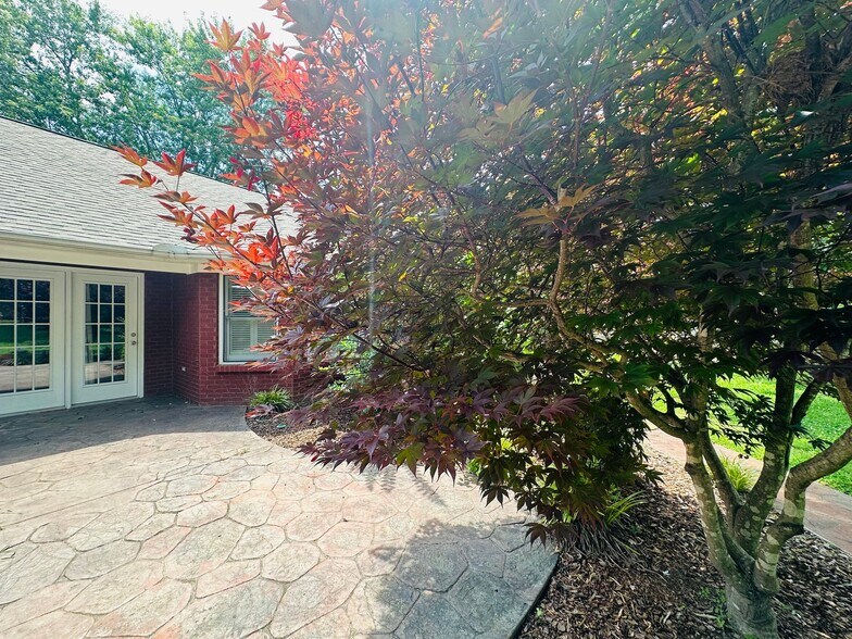 Building Photo - 101 Foxwatch Cir