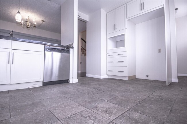 Building Photo - 848 W Huntington Dr