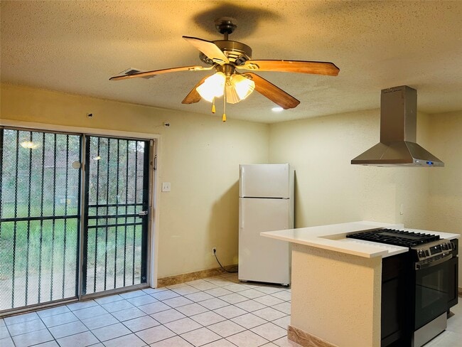 Building Photo - 7619 Vernwood St