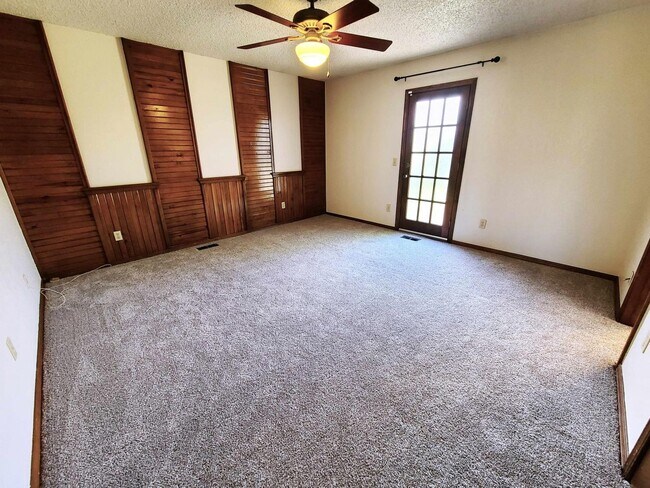 Building Photo - Spacious Living in a Prime Yukon Location