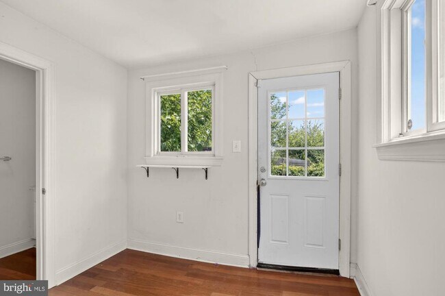 Building Photo - 219 Hermitage St