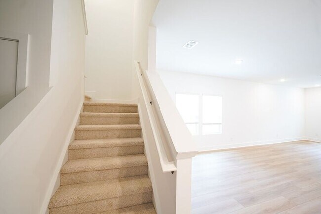 Building Photo - 128 Kingswood Cir