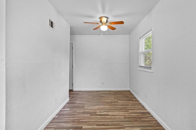 Building Photo - 8817 Blewett Ave