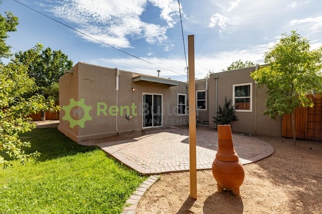 Building Photo - 816 Loma Vista Dr NE
