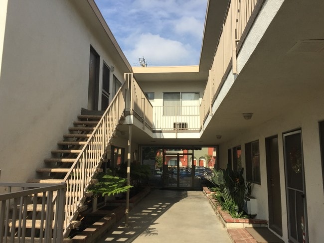 Building Photo - Magnolia Apartments - Your Sherman Oaks Retreat!