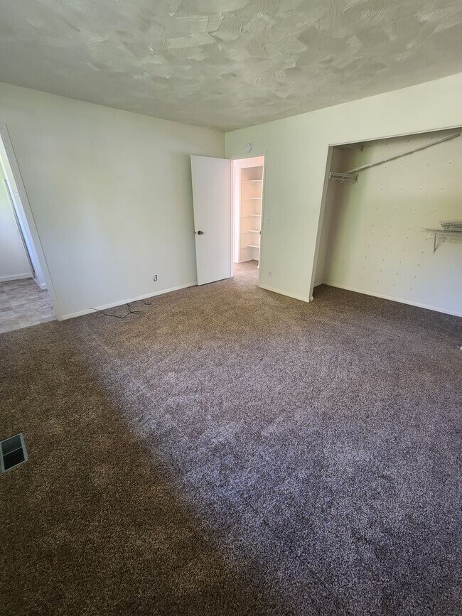 Building Photo - SINGLE FAMILY HOME ON HILLCREST (APP#72)