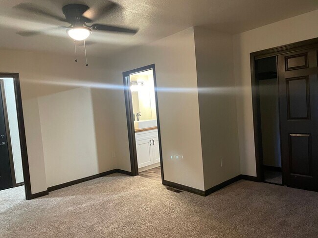 Building Photo - Fabulous mountain retreat freeway close!