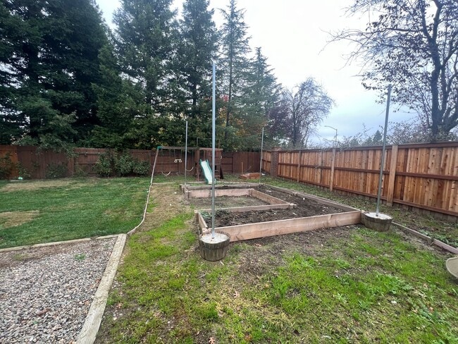 Building Photo - Wonderful 4 Bedroom Home Near Parks With Shopping Nearby!