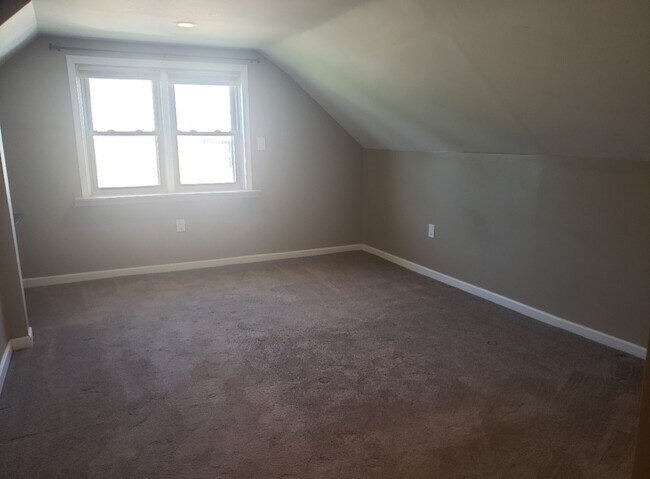 Building Photo - 2406 Lasalle Dr