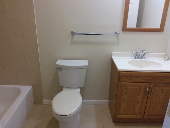 Building Photo - 2 Bedrooms 2.5 Bathrooms