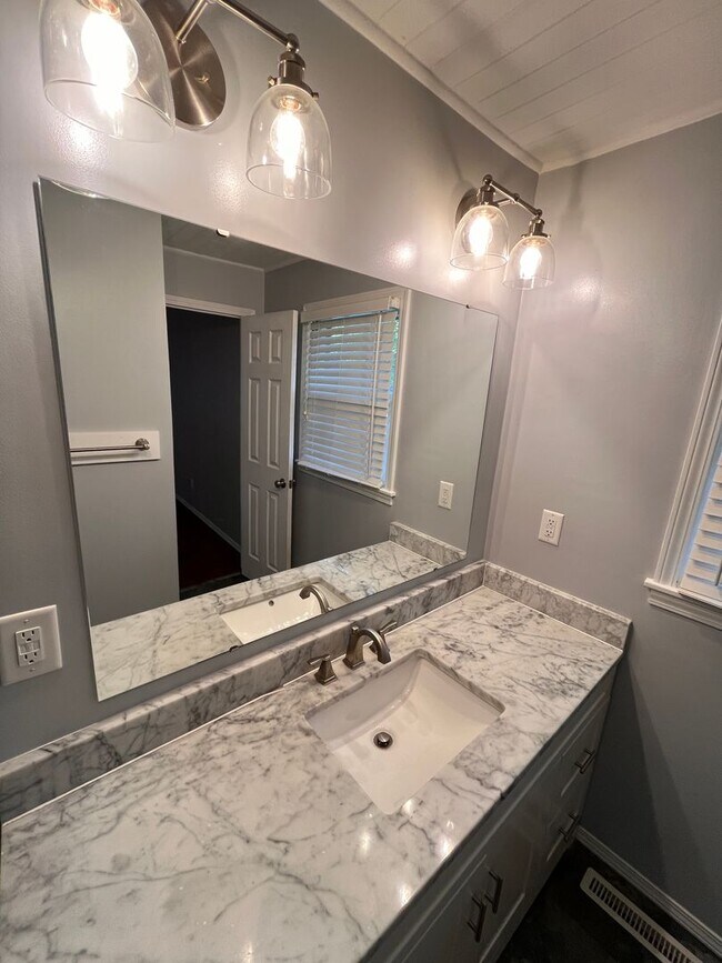 Building Photo - 3-Bed, 2-bath Luxury Southern Hills Designer Home!