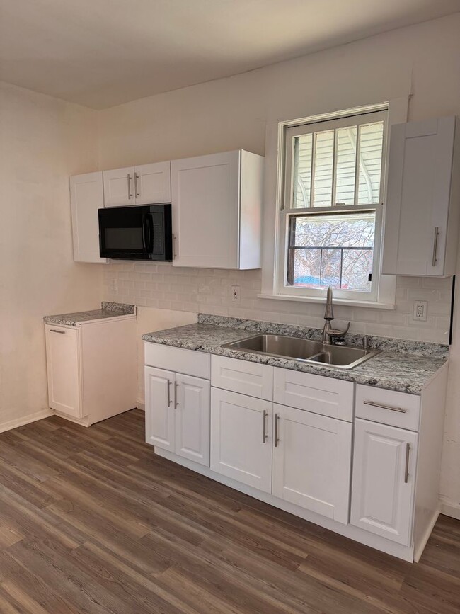 Building Photo - 534 S Oakland Ave