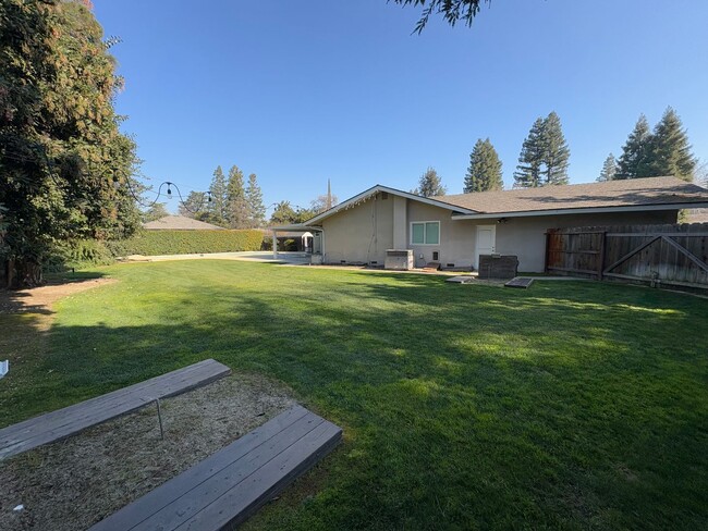 Building Photo - NW Visalia Home Near Country Club Availabl...