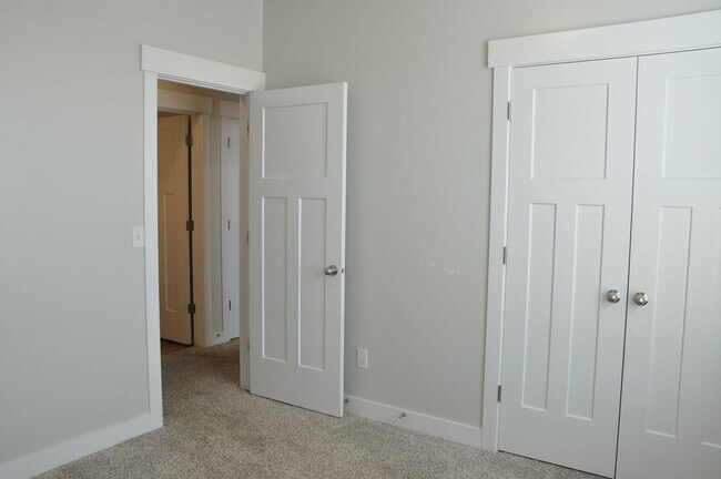 Building Photo - 3 bedroom, 2 bathroom house located in the...