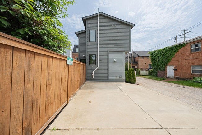 Building Photo - 567 Lathrop St