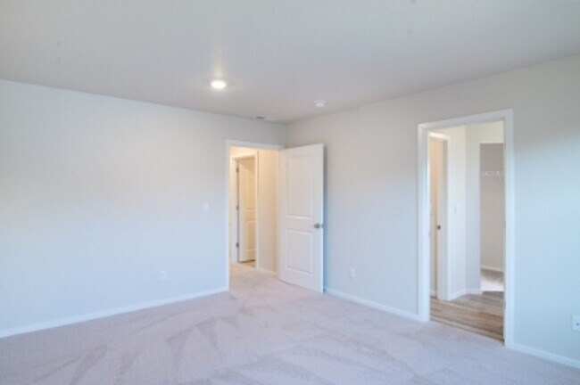 Building Photo - Beautiful newer construction 4 bed, 2.5 ba...