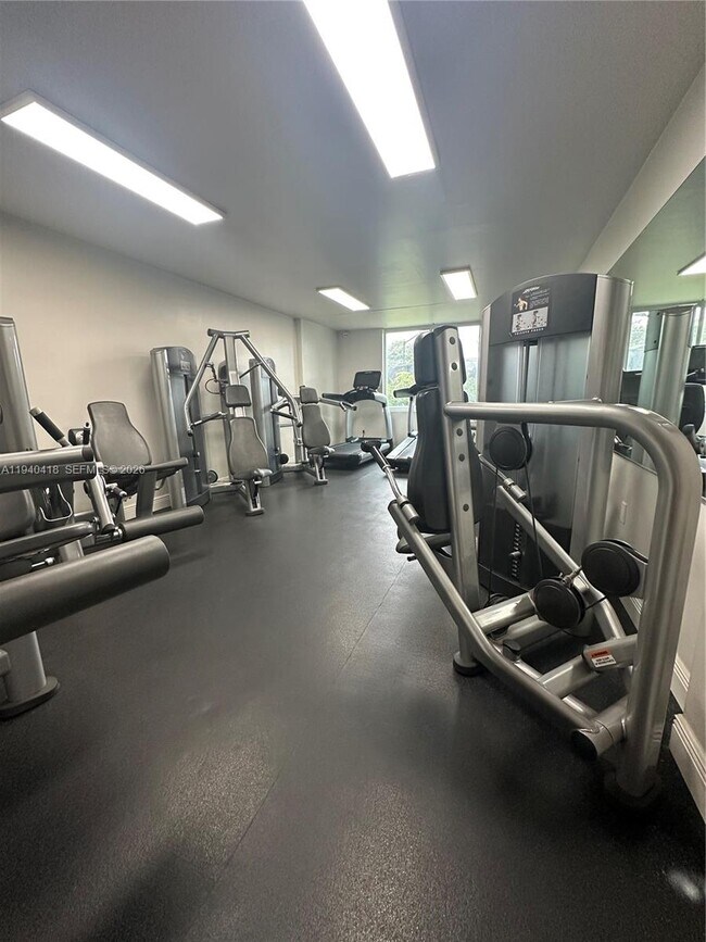 Building Photo - 919 Hillcrest Dr