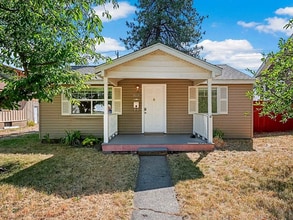 Building Photo - Charming 2 Bed, 1 Bath Rancher w/ Garage!