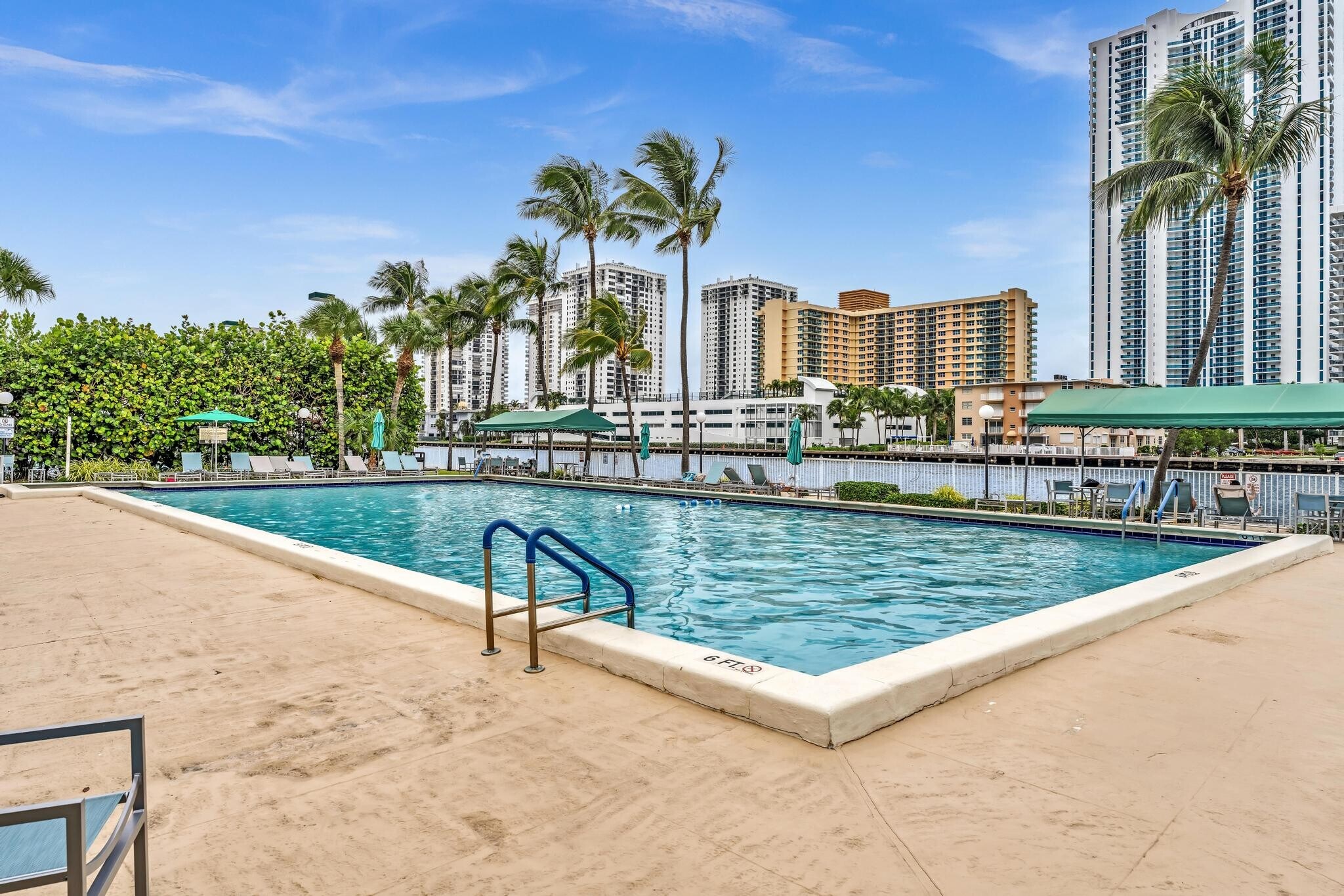 Building Photo - 1000 Parkview Dr