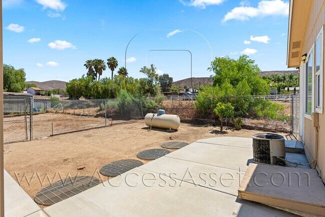 Building Photo - Spacious 3 Bedroom Home with Large Fenced Yard and Two-Car Garage