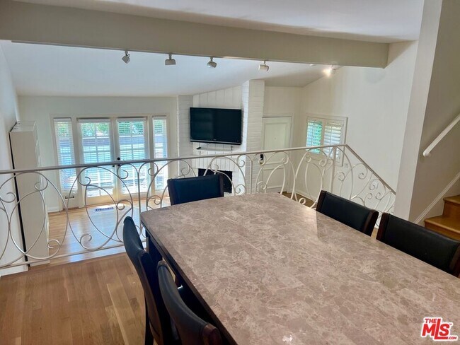 Building Photo - 1586 Palisades Dr