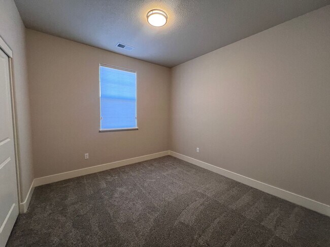 Building Photo - Beautiful! 3/2.5/2 Townhome in Gardnerville