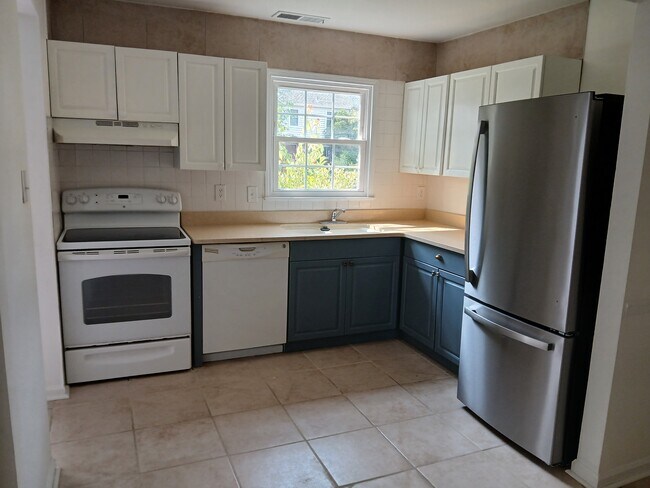 Building Photo - 2241 Sedgewick Dr
