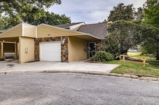 Building Photo - NEW PRICE! 3/2 Palm Harbor Townhouse