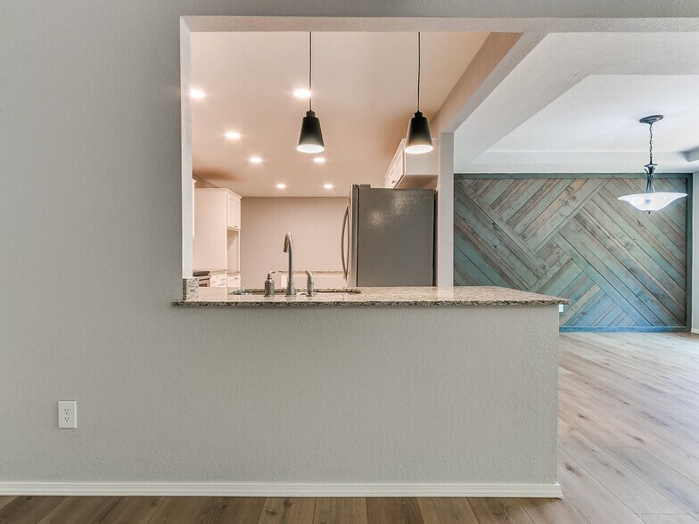 Building Photo - 9906 Mantle Dr