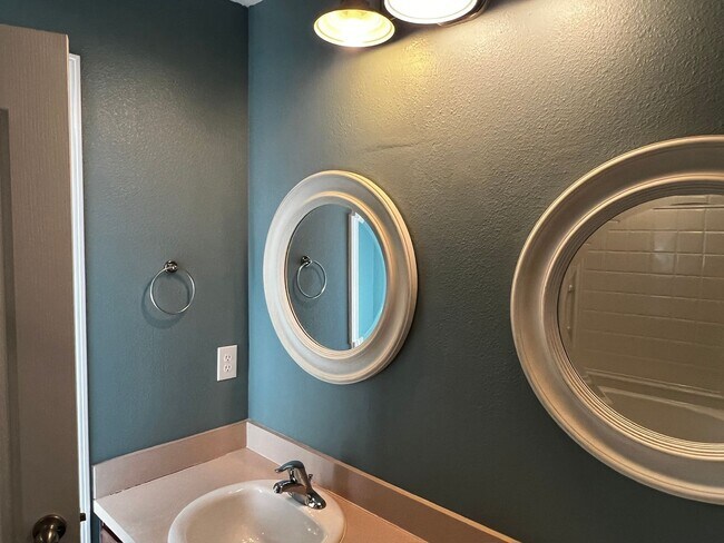 Building Photo - 5BR/3BA $2400 Monthly Rent AND One Month Free Rent!