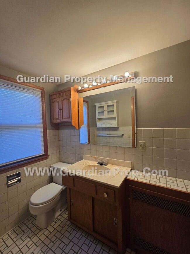 Building Photo - Move-in special and available Now! Bloomington Single Family Home, 2 Car Garage, new kitchen appl...